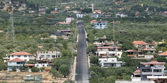 Kuyucak’ta Gencelli-Gencellidere yolunda sıcak asfalt çalışması başladı..