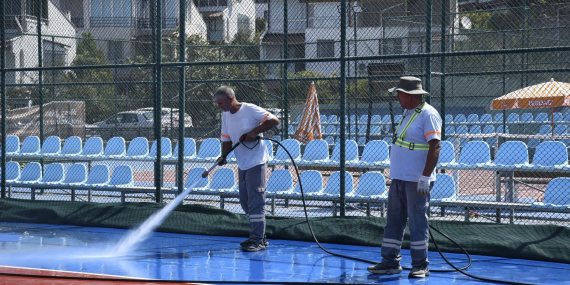Kuşadası’nda tenis kortları baştan aşağı temizlendi..