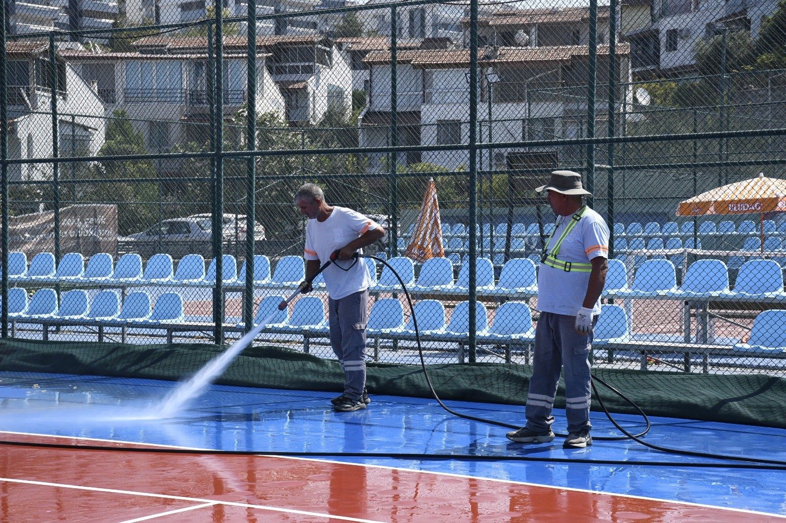 KUŞADASI'NDA TENİS KORTLARI BAŞTAN AŞAĞI TEMİZLENDİ