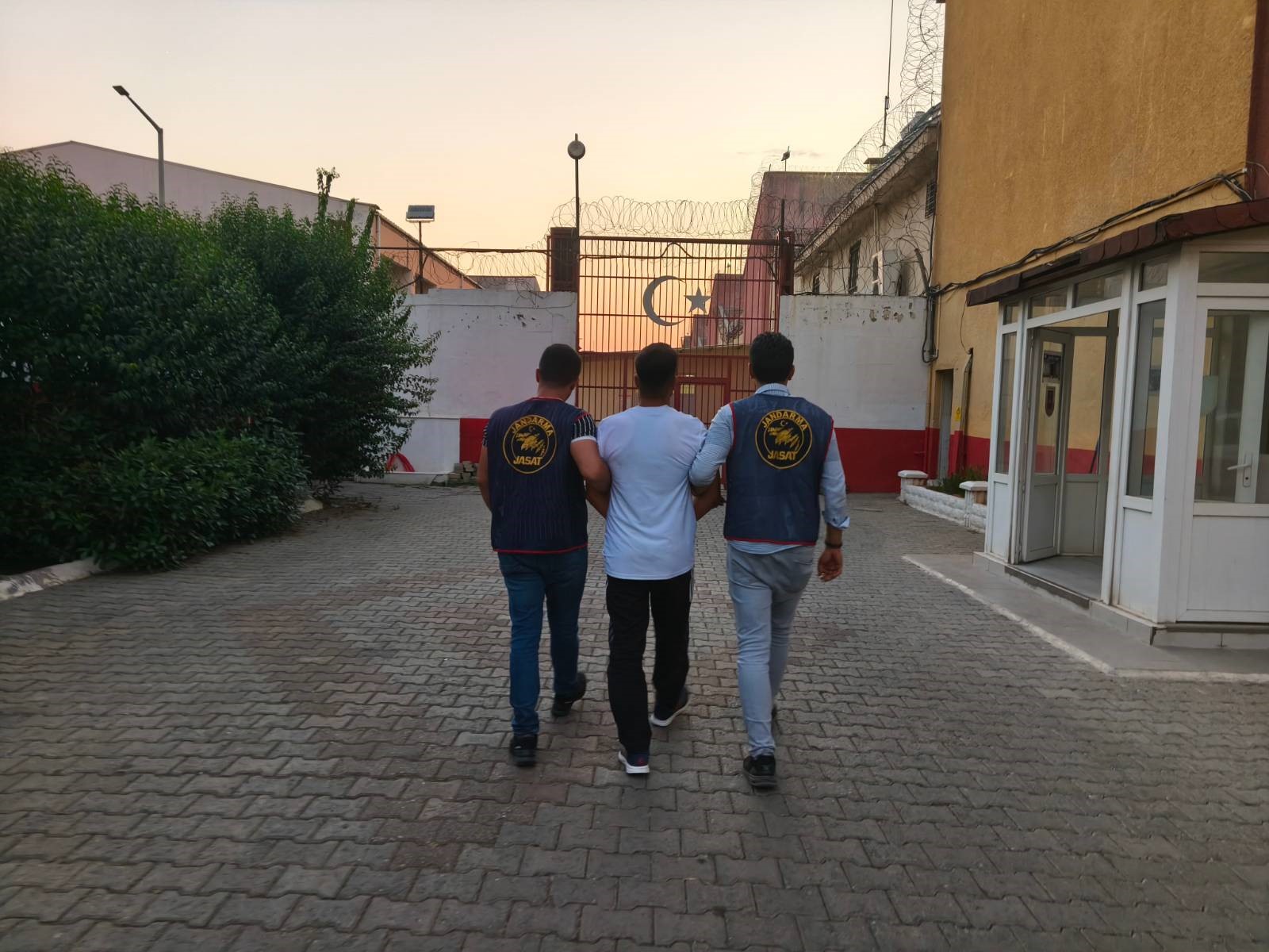 EFELER'DE 22 YIL HAPİS CEZASI İLE ARANAN ŞAHIS JASAT'A TAKILDI