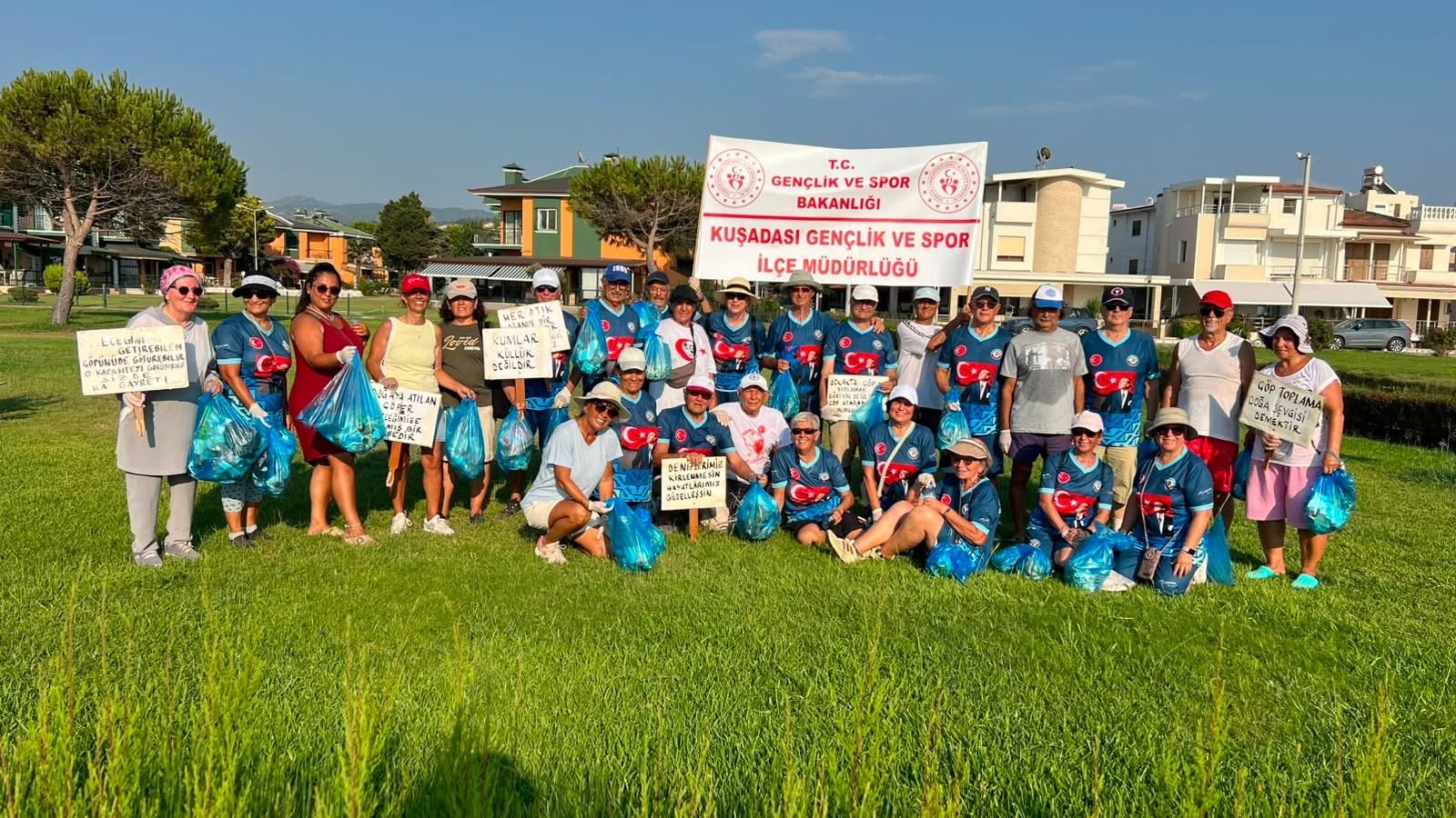 KUŞADASI'NDA SABAH SPORU SONRASI ÇEVRE TEMİZLİĞİ