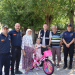 BAŞKAN ÇERÇİOĞLU, YANGINDA BİSİKLETİ YANAN HAZAL'IN YÜZÜNÜ GÜLDÜRDÜ