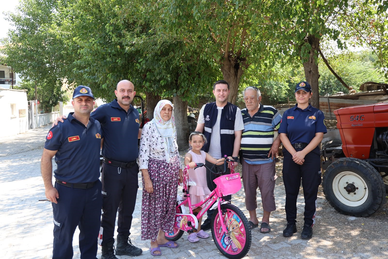 BAŞKAN ÇERÇİOĞLU, YANGINDA BİSİKLETİ YANAN HAZAL'IN YÜZÜNÜ GÜLDÜRDÜ