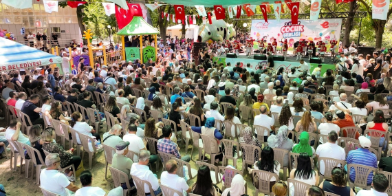 Efeler’de çocuklar için interaktif tiyatro zamanı..