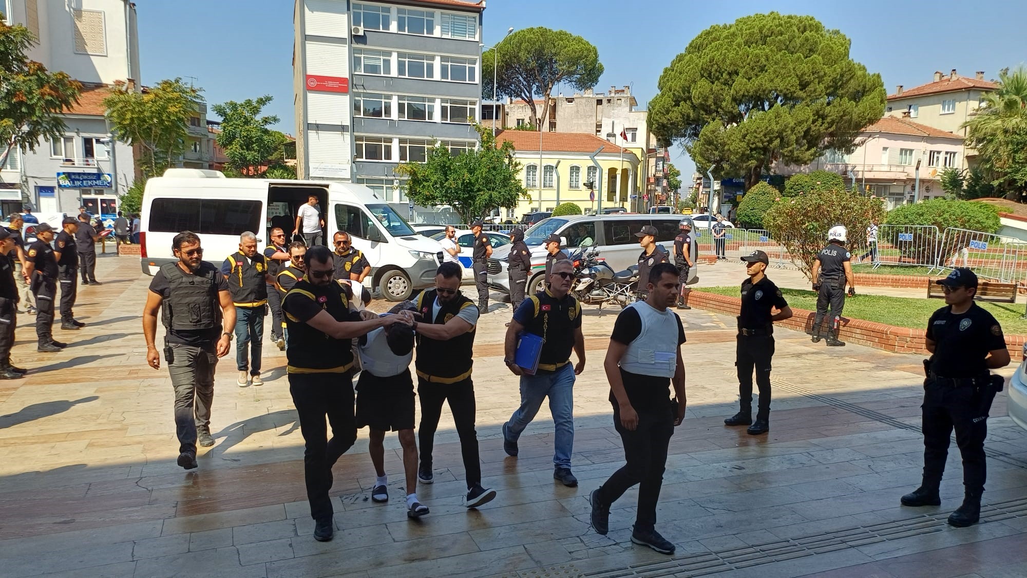 AYDIN'DAKİ TELEFONCU CİNAYETİNDE 4 ŞÜPHELİ ADLİYEYE GETİRİLDİ