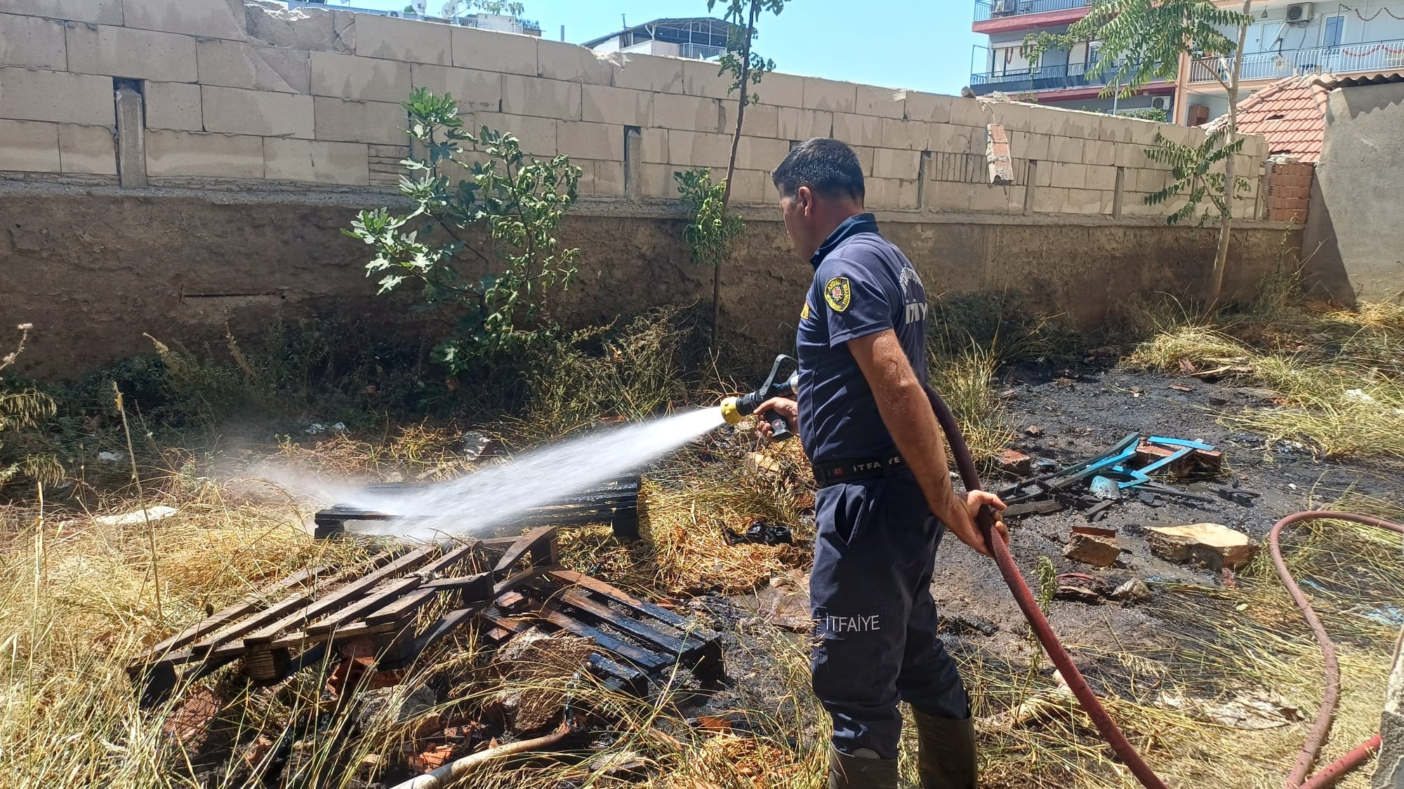 APARTMANIN ARKA BAHÇESİNDE ÇIKAN YANGIN BÜYÜMEDEN SÖNDÜRÜLDÜ
