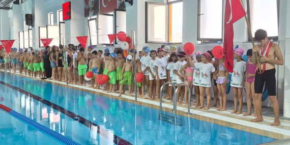 İki ayda 200 öğrenci yüzme öğrendi..