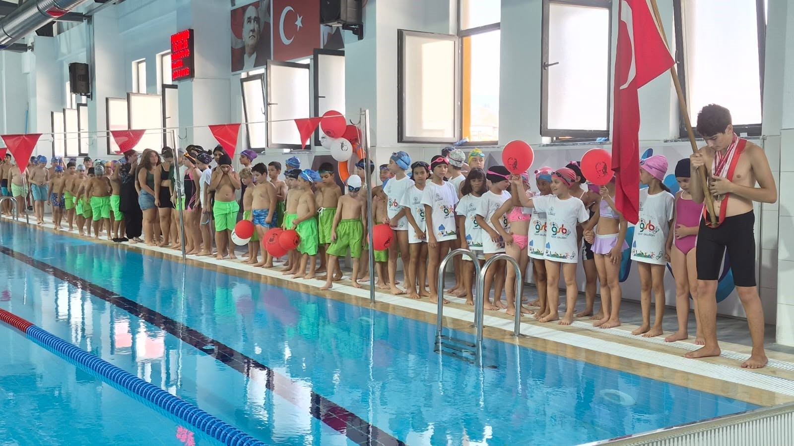 İKİ AYDA 200 ÖĞRENCİ YÜZME ÖĞRENDİ