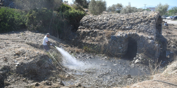 Kuşadası’nda tarihi Roma Hamamı’nda temizlik çalışması..