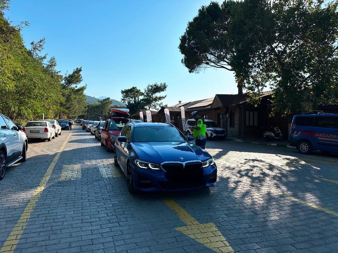 GÜZELÇAMLI'DA JANDARMADAN SÜRÜCÜLERE ALKOL DENETİMİ