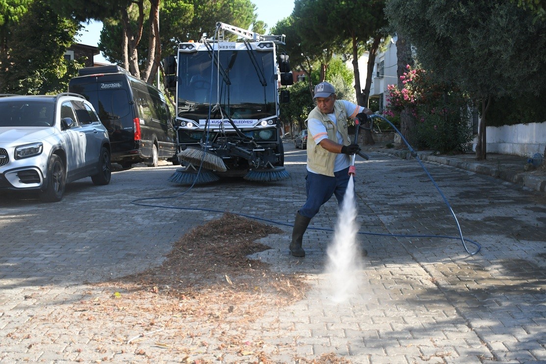 KUŞADASI BELEDİYESİ'NDEN YAZ SEZONUNDA YOĞUN TEMİZLİK MESAİSİ