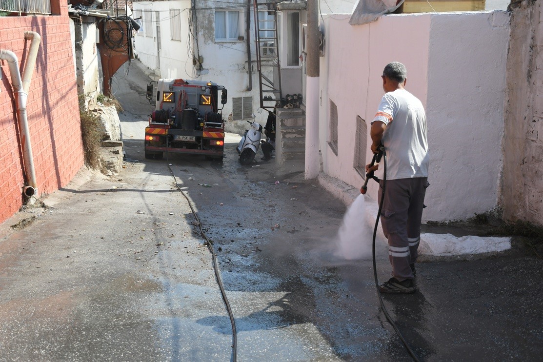 KUŞADASI'NDA TEMİZLİK SEFERBERLİĞİ DAĞ MAHALLESİ BAŞTAN AŞAĞI TEMİZLENDİ