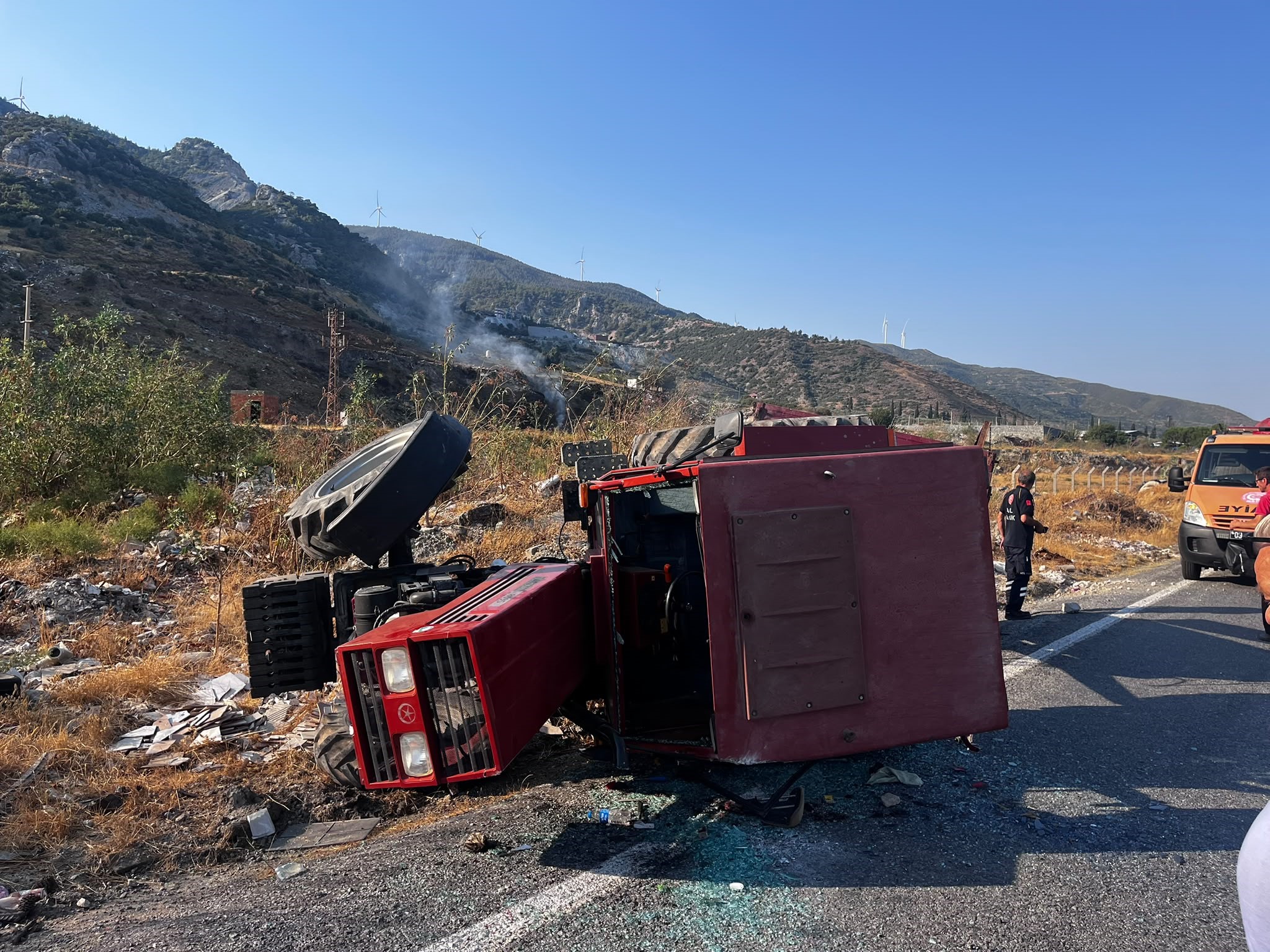 KONTROLDEN ÇIKAN TRAKTÖR DEVRİLDİ: 1 YARALI