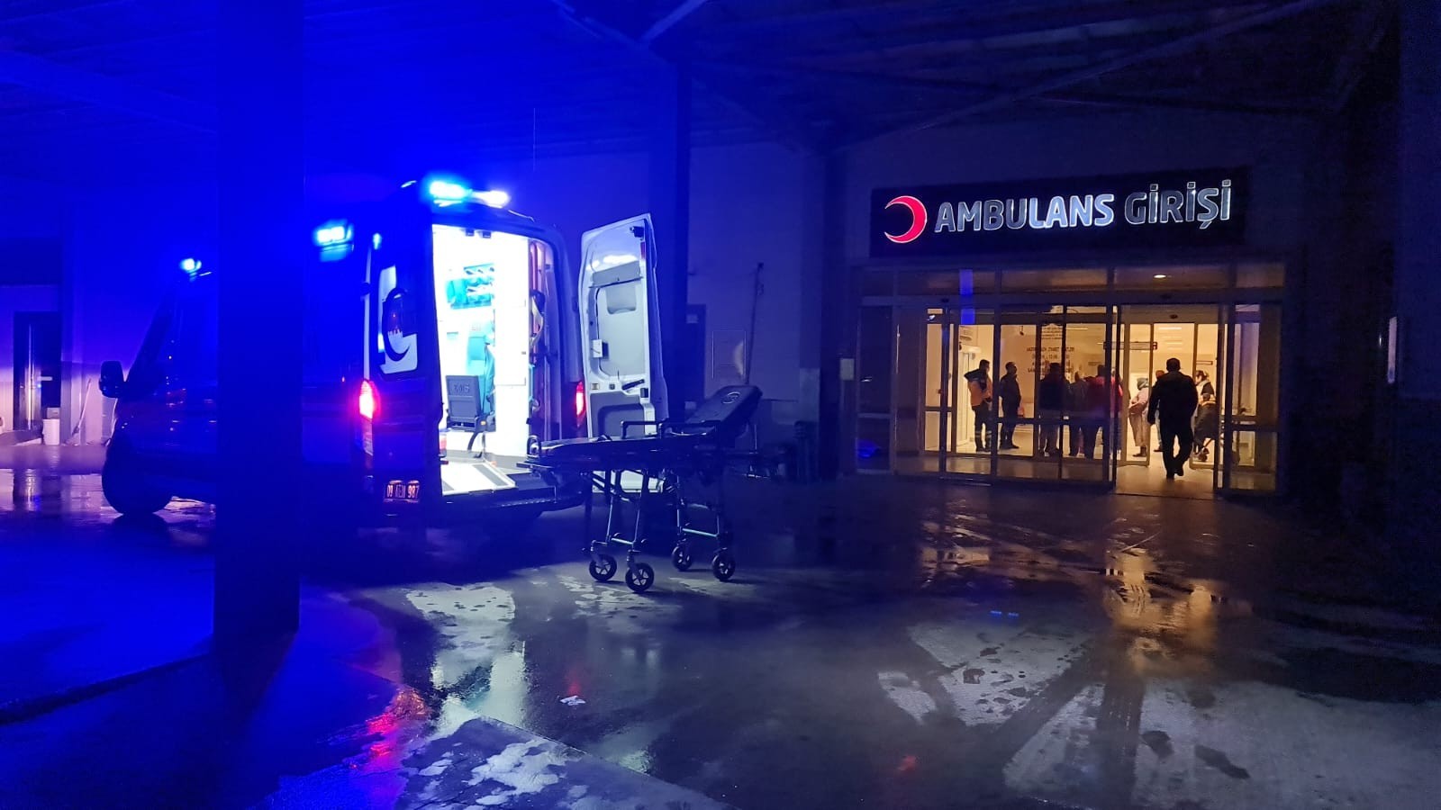MİNİBÜS TARLAYA UÇTU: 1 ÖLÜ, 2 YARALI