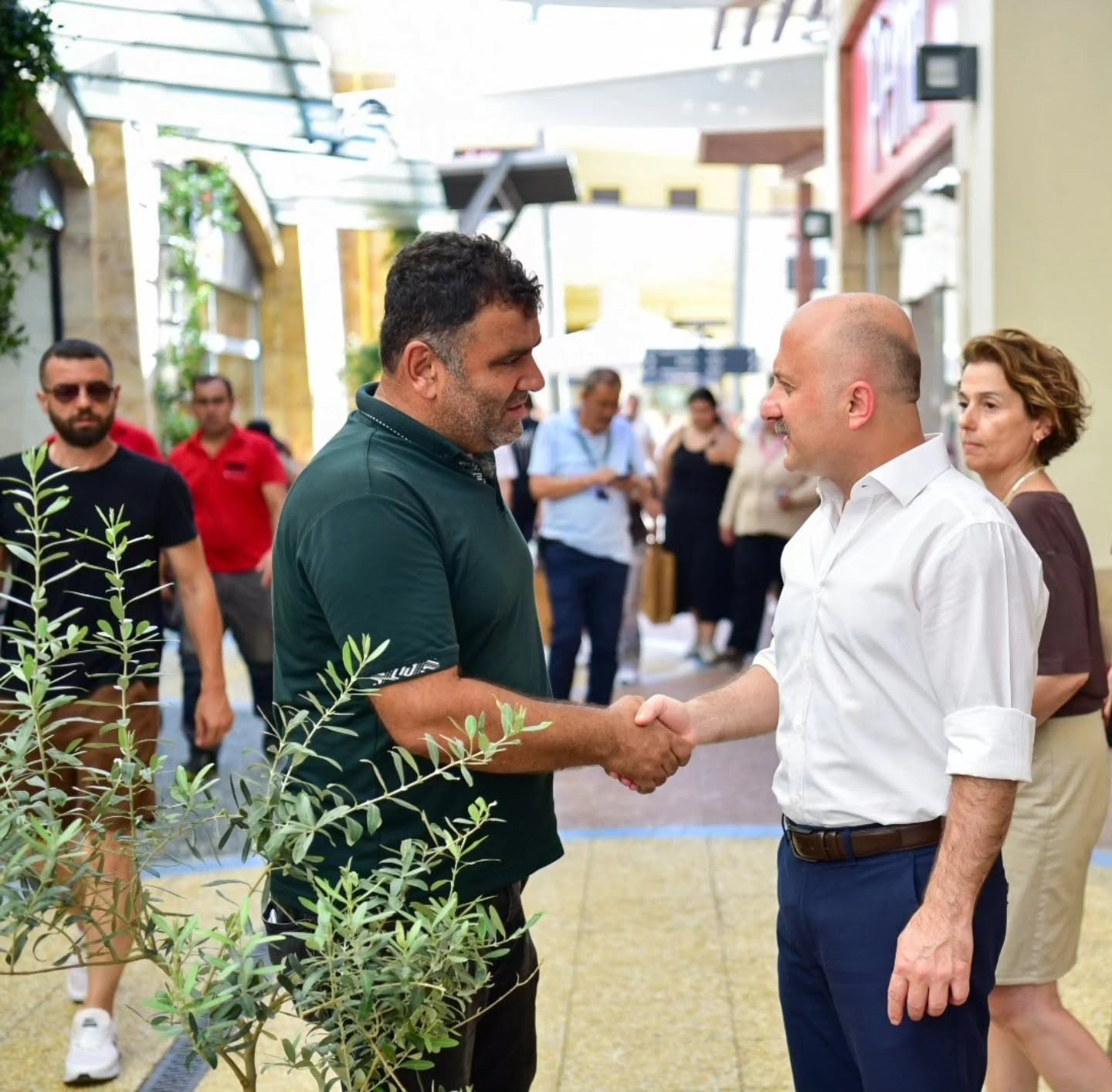 VALİ VAROL, ALIŞVERİŞ MERKEZİNDE VATANDAŞ VE ESNAFLA BULUŞTU