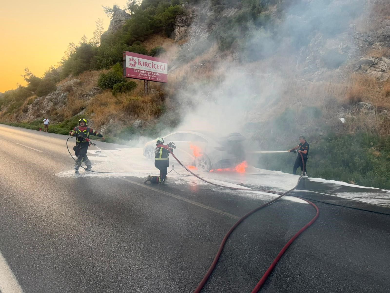 8 MİLYON TL'LİK ELEKTRİKLİ MERCEDES OTO, SEYİR HALİNDEYKEN YANMAYA BAŞLADI SÖNDÜRÜLMESİ MÜMKÜN OLMAYAN LÜKS OTOMOBİL, YAKLAŞIK 12 SAAT KONTROLLÜ OLARAK YANDI AYDIN BÜYÜKŞEHİR BELEDİYESİ'NİN YENİ NESİL SÖNDÜRME APARATLARI SAYESİNDE YANGININ ORMANA SIÇRAMASI ÖNLENDİ