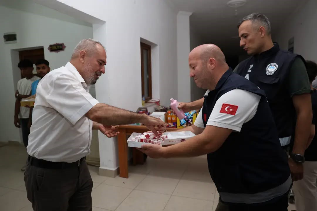 İNCİRLİOVA'DA KANDİL GECESİ CAMİLERDE İKRAM DAĞITILDI
