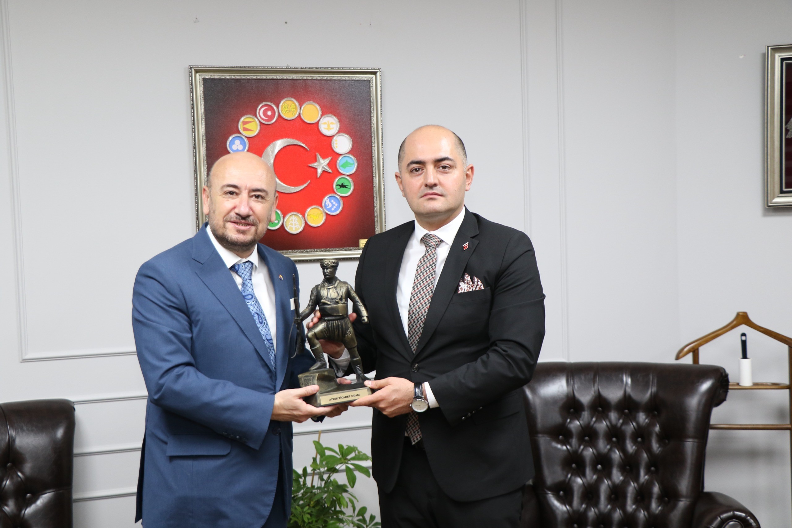 AYTO'DAN BAŞSAVCI ARISOY'A AYDIN İNCİRİ VE EFE HEDİYESİ