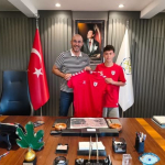 SAMSUNSPOR'UN GENÇ OYUNCUSU KUZEY'DEN BAŞKAN ZENCİRCİ'YE FORMA JESTİ