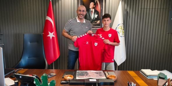 Samsunspor’un genç oyuncusu Kuzey’den Başkan Zencirci’ye forma jesti..