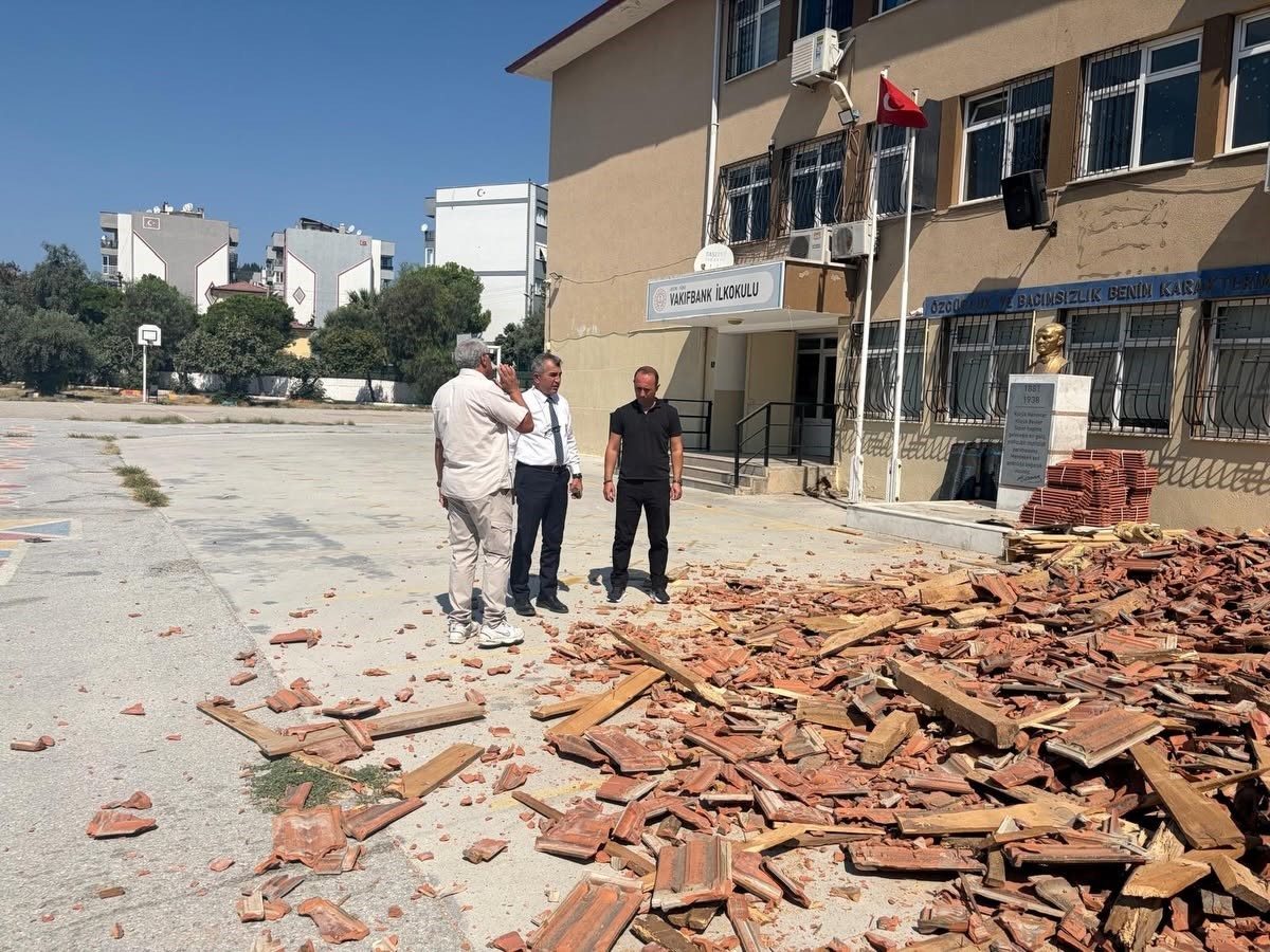 SÖKE'DE OKULUN ÇATISI YENİLENİYOR