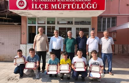 Nazilli’de hafızlığını tamamlayan öğrencilere belgeleri verildi..
