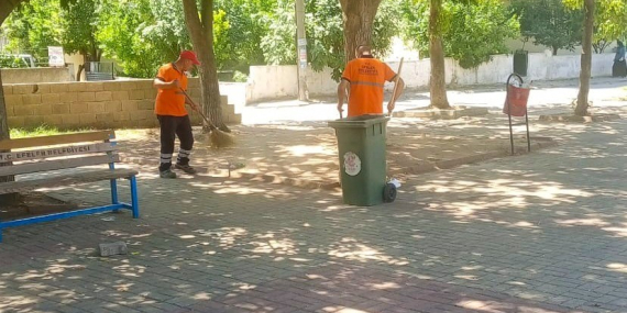 Efeler’de temizlik çalışmaları aralıksız sürüyor..