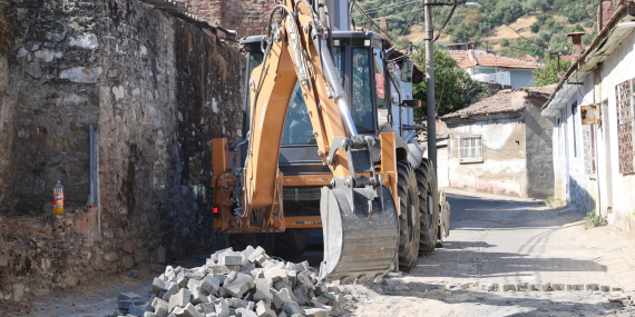 Koçarlı’da yol yenileme çalışmaları sürüyor..