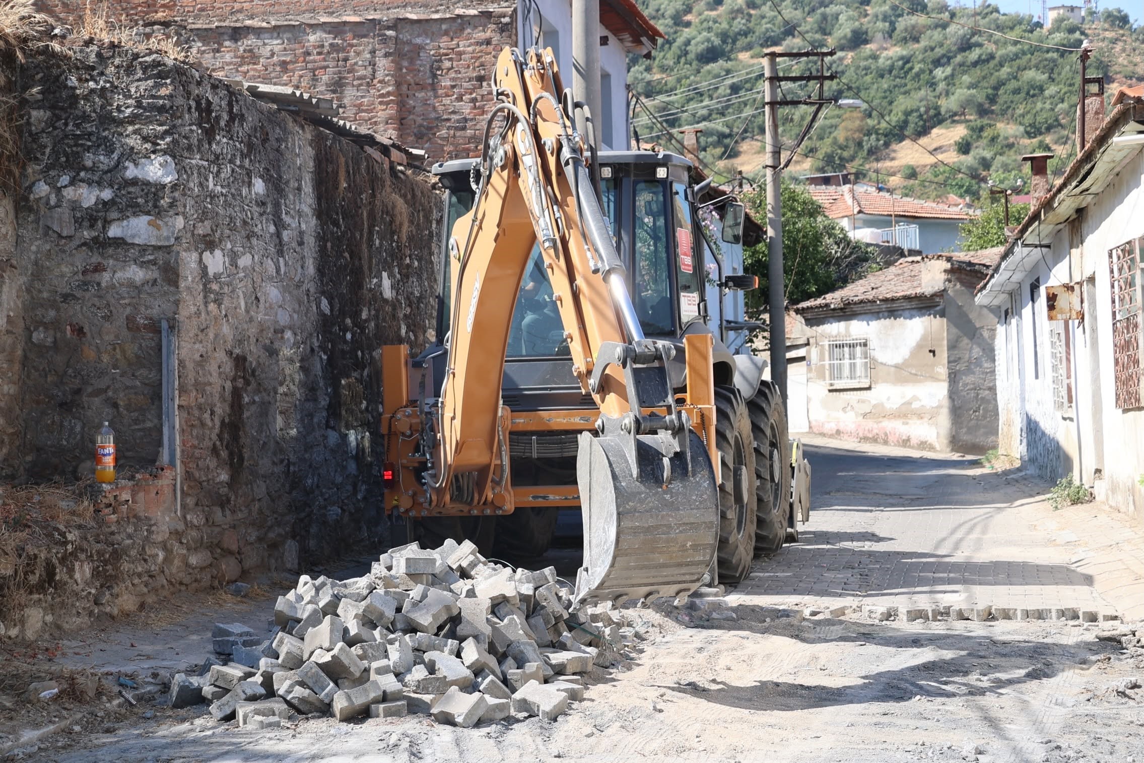 KOÇARLI'DA YOL YENİLEME ÇALIŞMALARI SÜRÜYOR