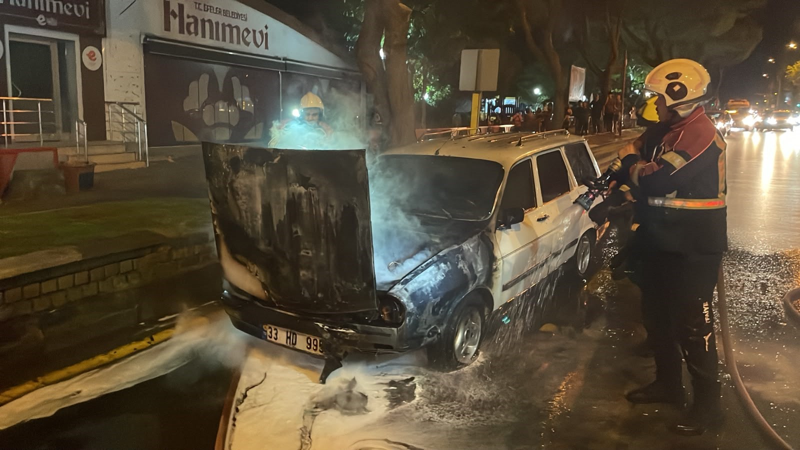 SEYİR HALİNDEYKEN ALEV ALAN OTOMOBİL, KULLANILAMAZ HALE GELDİ