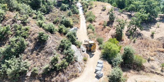 Nazilli Belediyesi Apaklar’da yolları yeniliyor..