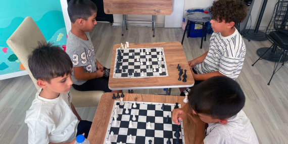 Germencik’te çocuklar yaz tatilini satranç öğrenerek değerlendiriyor..