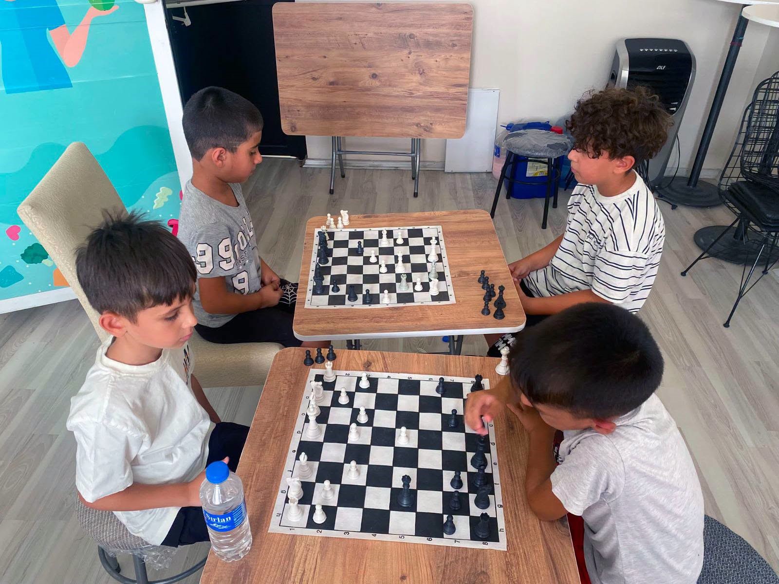GERMENCİK'TE ÇOCUKLAR YAZ TATİLİNİ SATRANÇ ÖĞRENEREK DEĞERLENDİRİYOR