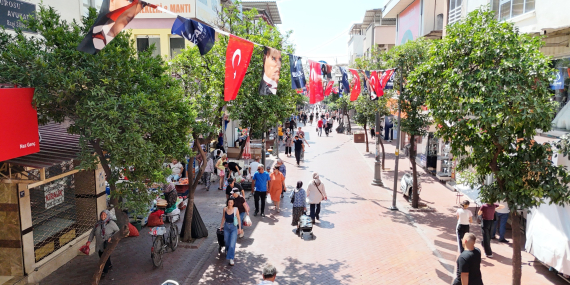 Nazilli Belediyesi ilçeyi Türk bayrakları ile donatıyor..