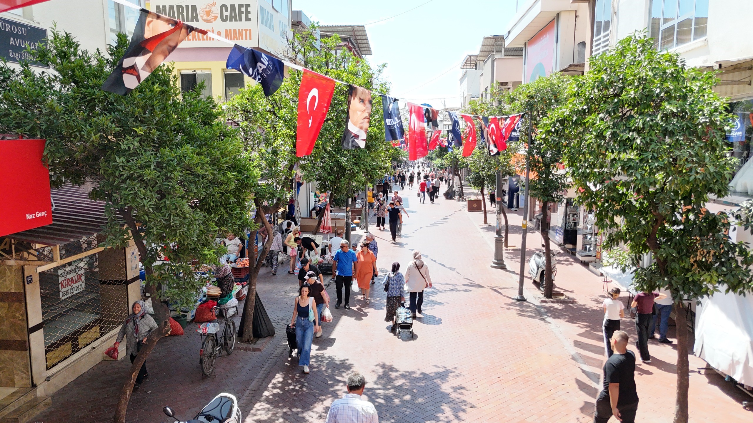 NAZİLLİ BELEDİYESİ İLÇEYİ TÜRK BAYRAKLARI İLE DONATIYOR