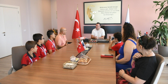 Kuşadası Belediye Başkan Vekili Demirtaş şampiyon güreşçileri ağırladı..