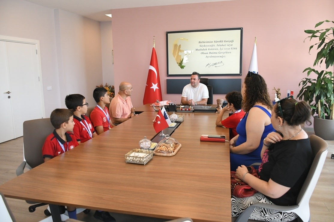 KUŞADASI BELEDİYE BAŞKAN VEKİLİ DEMİRTAŞ ŞAMPİYON GÜREŞÇİLERİ AĞIRLADI