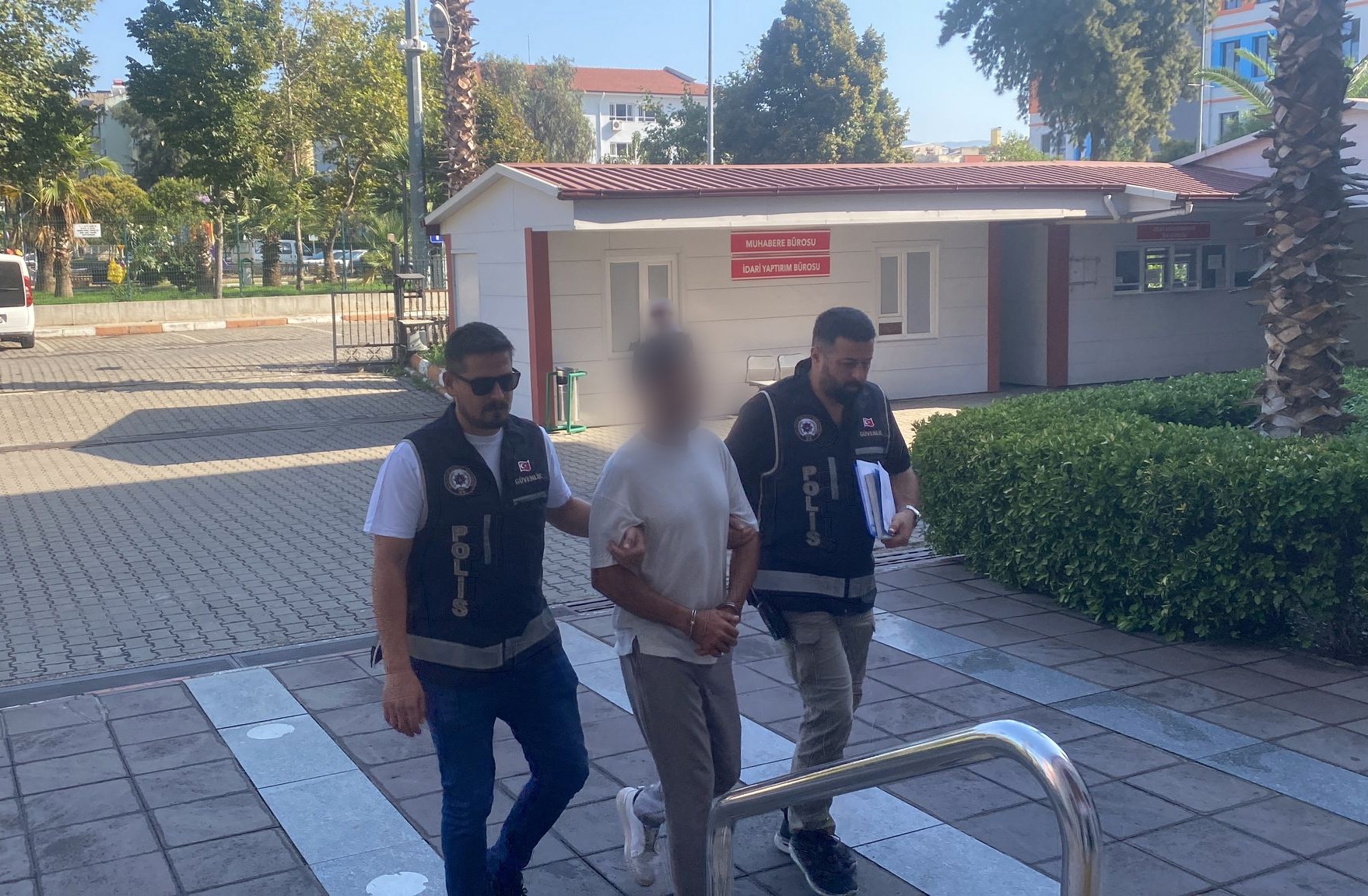 NAZİLLİ'DE ÜST GEÇİDE ASILAN MAKETLE İLGİLİ 1 KİŞİ TUTUKLANDI
