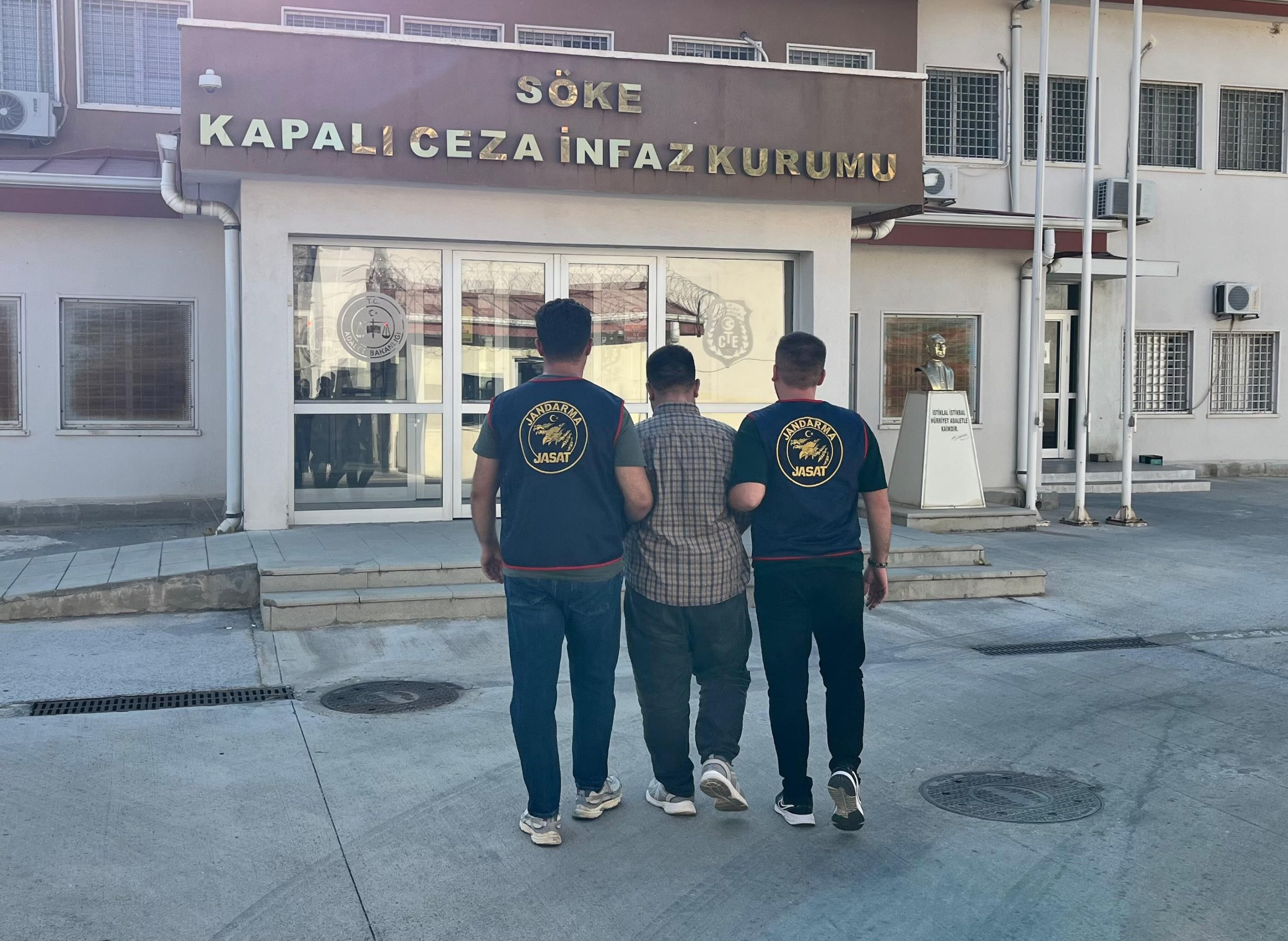 SÖKE'DE 9 YIL HAPİS CEZASIYLA ARANAN HÜKÜMLÜ YAKALANDI