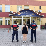 UYUŞTURUCU SUÇUNDAN ARANAN GENÇ KADIN KUŞADASI'NDA YAKALANDI