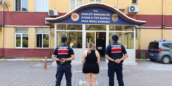 Uyuşturucu suçundan aranan genç kadın Kuşadası’nda yakalandı..