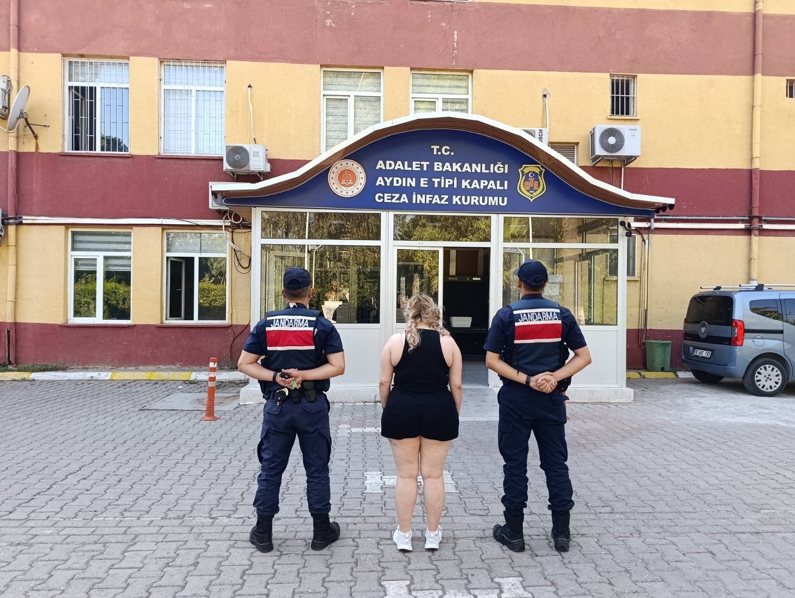 UYUŞTURUCU SUÇUNDAN ARANAN GENÇ KADIN KUŞADASI'NDA YAKALANDI