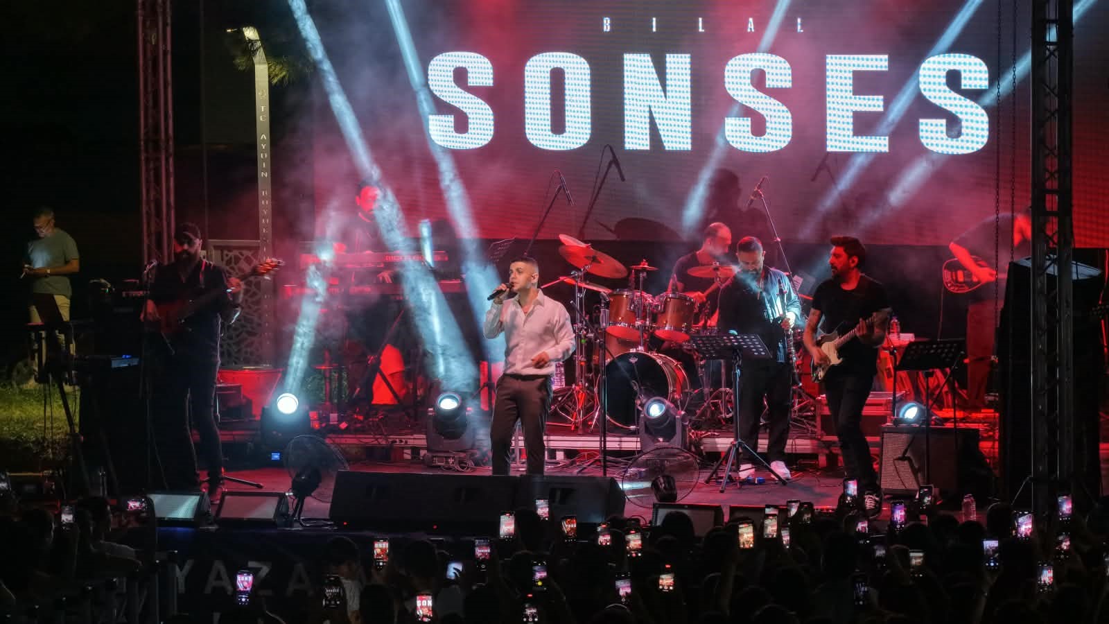 SEVİLEN SANATÇI SONSES, MİMAR SİNAN PARKI'NDA AYDINLILARLA BULUŞTU