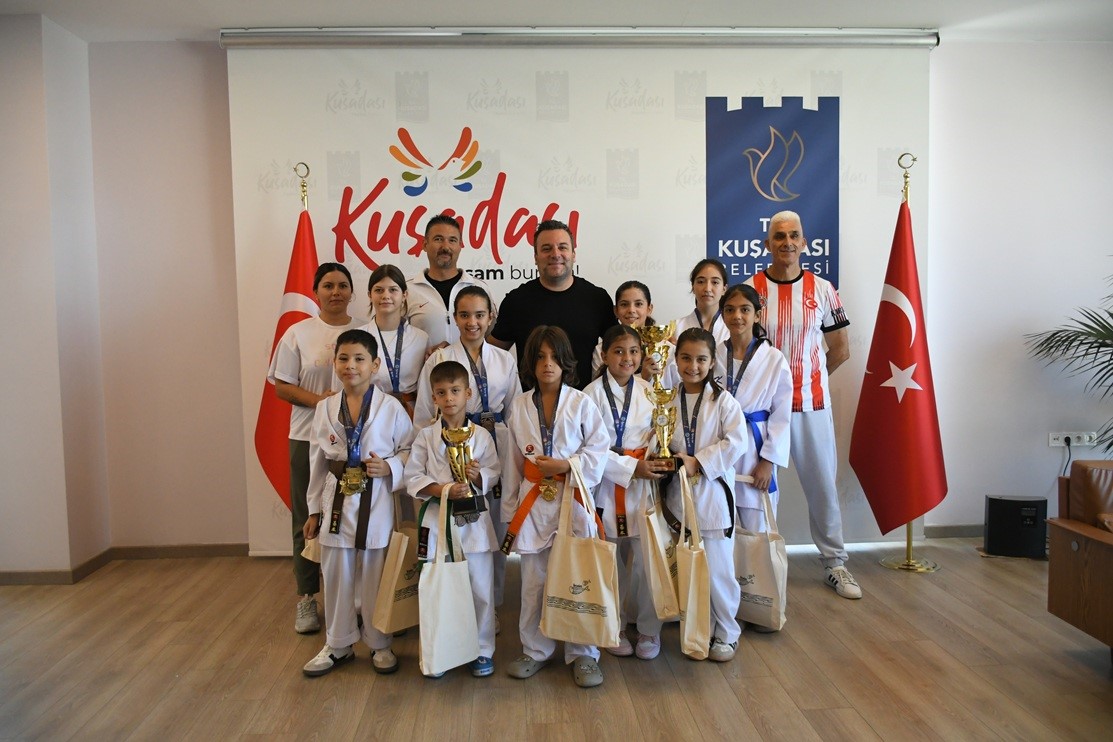 KUŞADALI GENÇ KARATECİLER BURSA'DAN MADALYALARLA DÖNDÜ TATAMİNİN ŞAMPİYONLARI BAŞARILARINI BAŞKAN VEKİLİ DEMİRTAŞ İLE PAYLAŞTI
