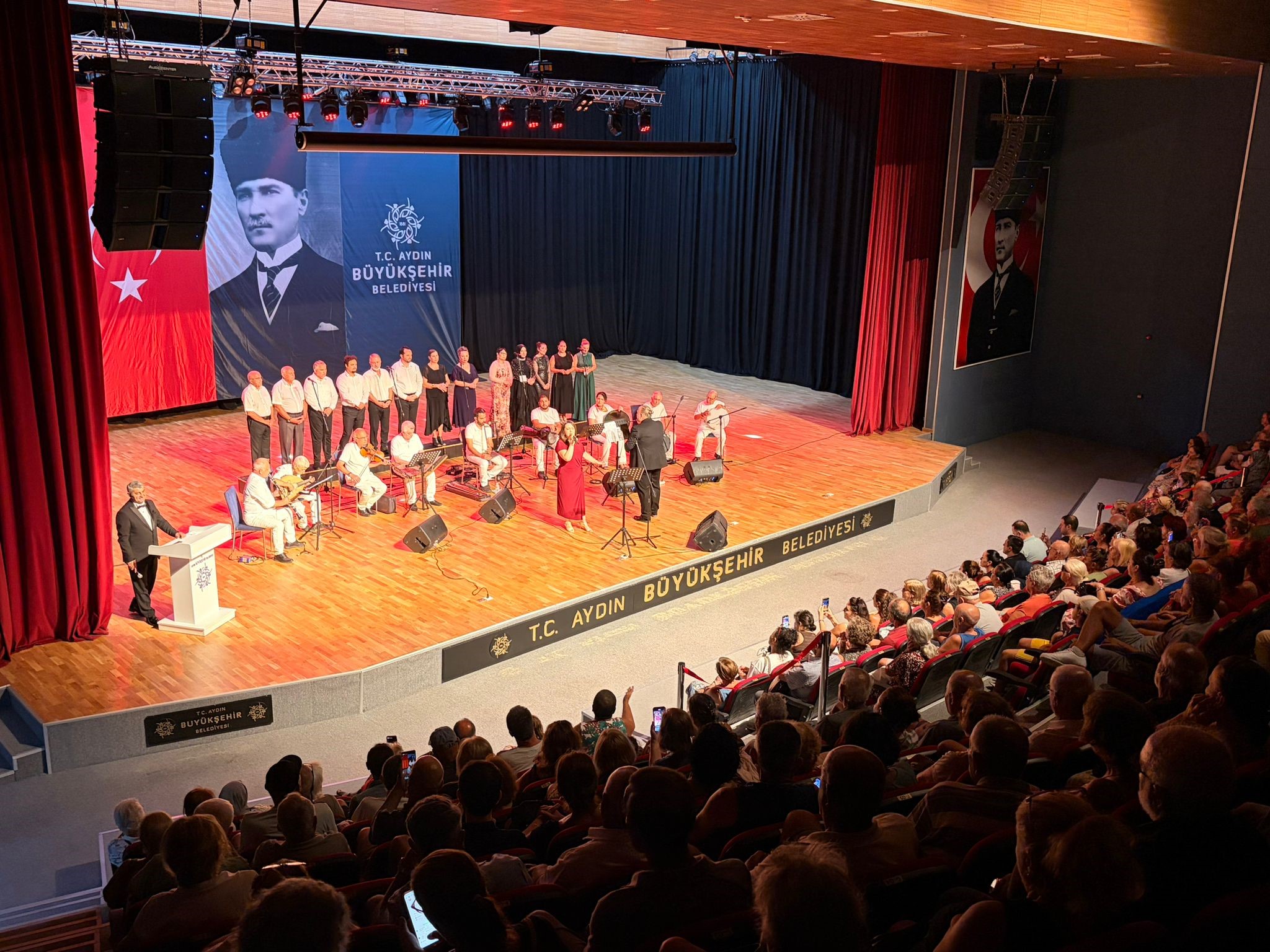 DİDİM'DE "ŞARKILAR GEÇİDİ" İLE NOSTALJİ RÜZGARI ESTİ