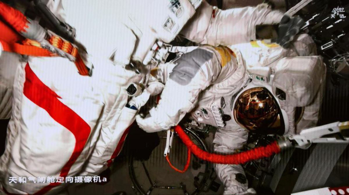 album-cin-in-shenzhou-23-astronotlari-ilk-ara-3-20185447_amp