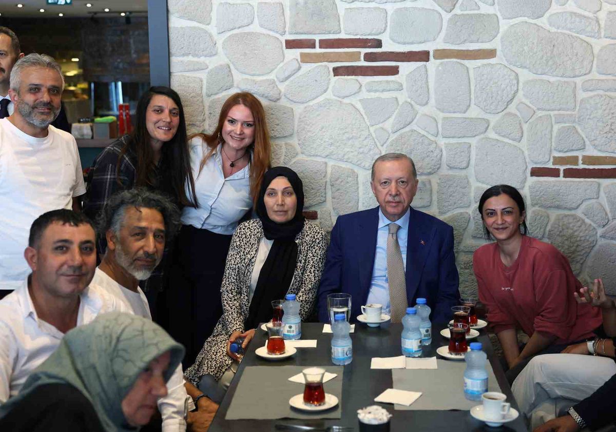 cumhurbaskani-erdogan-istanbul-da-esnafi-ziya-5-20181913_amp