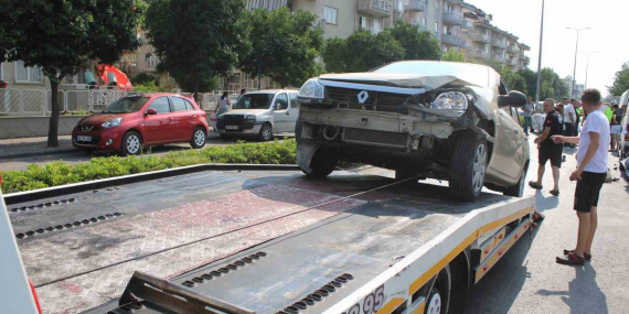 Efeler’de iki otomobil çarpıştı: Araçlarda büyük hasar oluştu..
