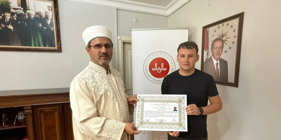 Bayram namazından etkilenip Müslüman oldu..
