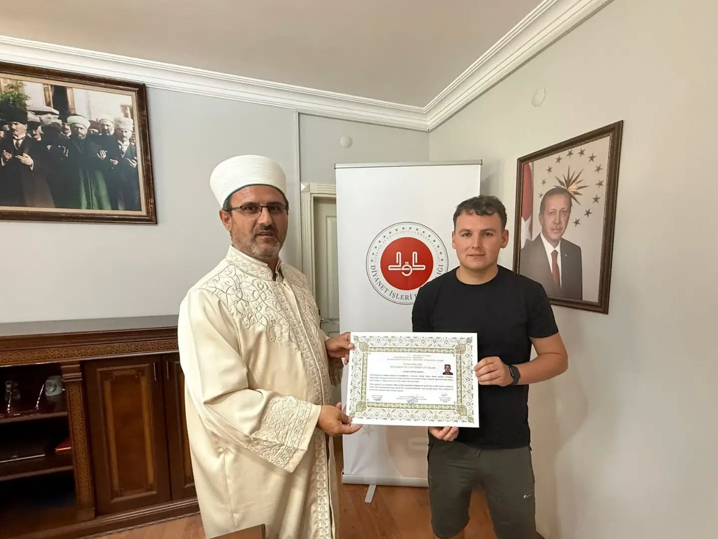 BAYRAM NAMAZINDAN ETKİLENİP MÜSLÜMAN OLDU